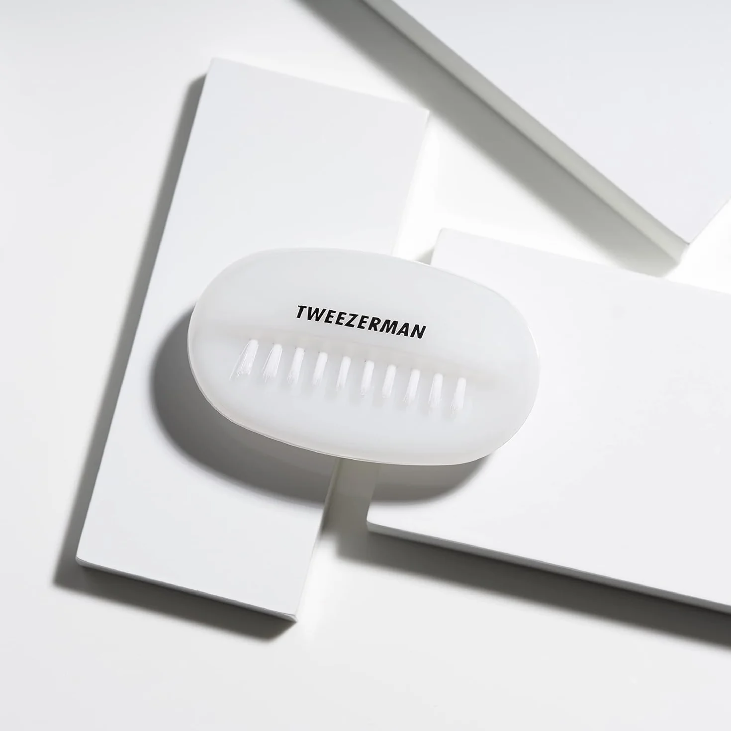 TWEEZERMAN Brosse à ongles Dual, Deux poils, Nettoyage ongles et mains, Blanc