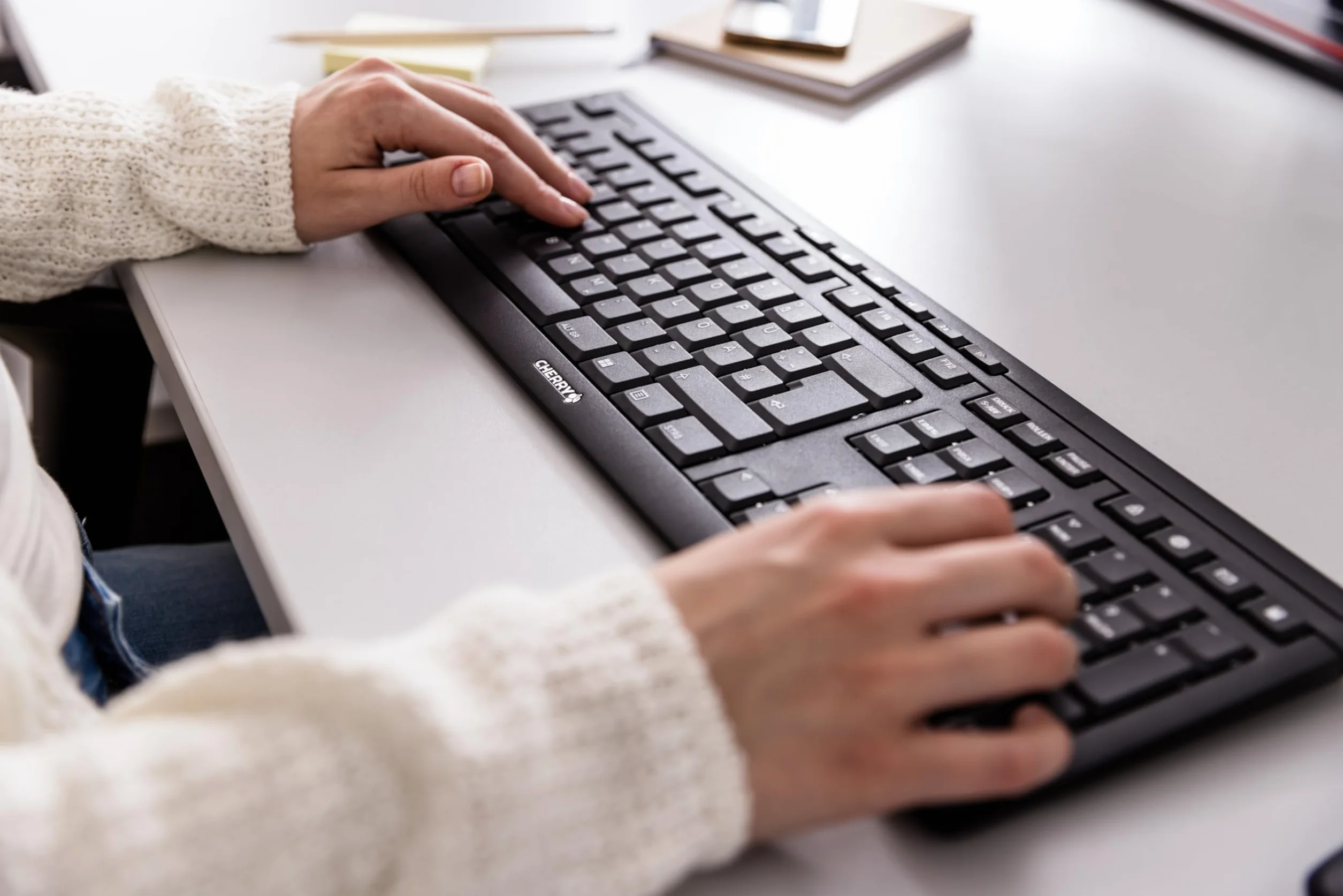 CHERRY Stream Keyboard Wireless, Clavier sans Fil, Disposition française (AZERTY), Connexion Radio 2,4 GHz, Touches silencieuses, Design Plat, Alimenté par Batterie, Noir