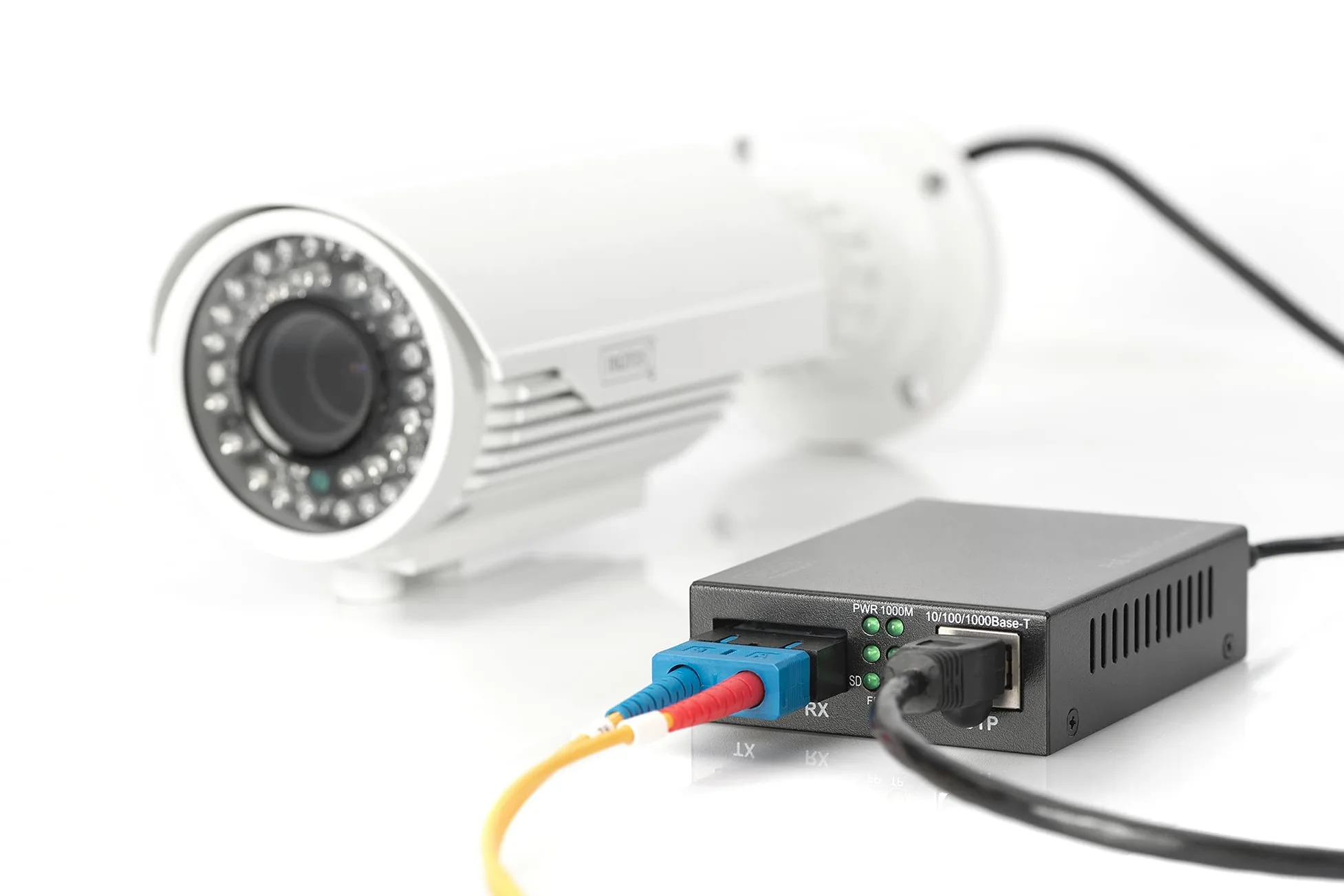 DIGITUS Convertisseur de média Gigabit – RJ45 vers SC Duplex – monomode | Injecteur PoE – 1 Gbit/s – longueur d'onde 1 310 nm – portée jusqu'à 20 km – cuivre vers fibre optique – noir