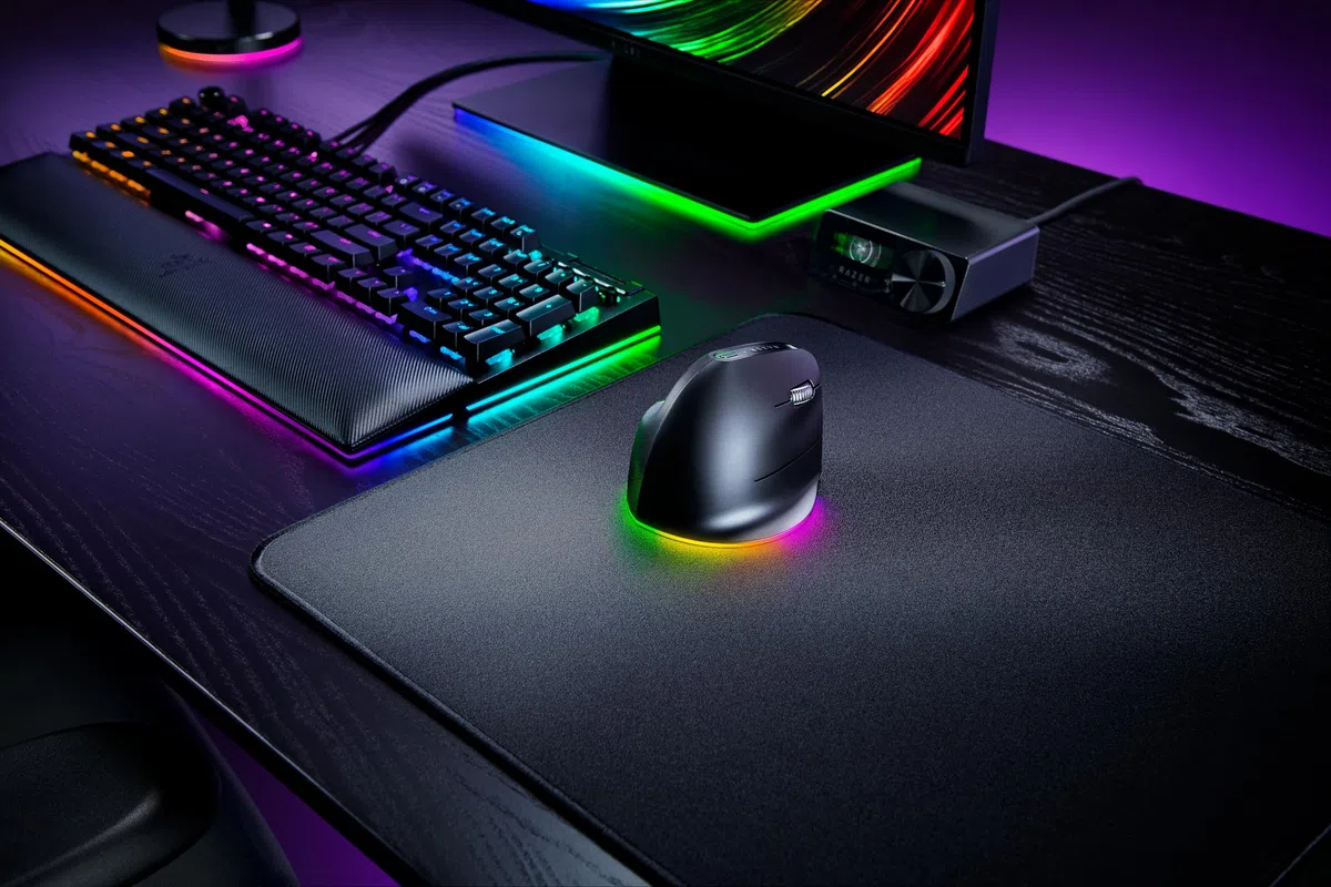 Razer Pro Click V2 Vertical - Souris Ergonomique Verticale sans Fil pour droitier - Assistance IA - Capteur Optique 30K - Windows & Mac (jusqu'à 6 Mois d'autonomie, Chroma RGB, 9 Boutons) Noir