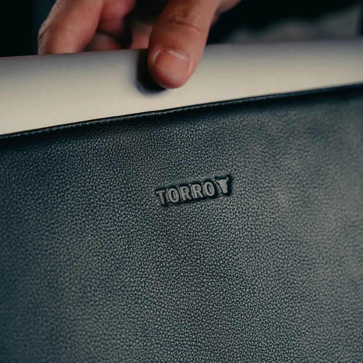 TORRO Housse pour Ordinateur Portable – Coque pour Ordinateur Portable en Cuir véritable Compatible avec Apple MacBook Pro et Air 13 Pouces / 14 Pouces (Noir)