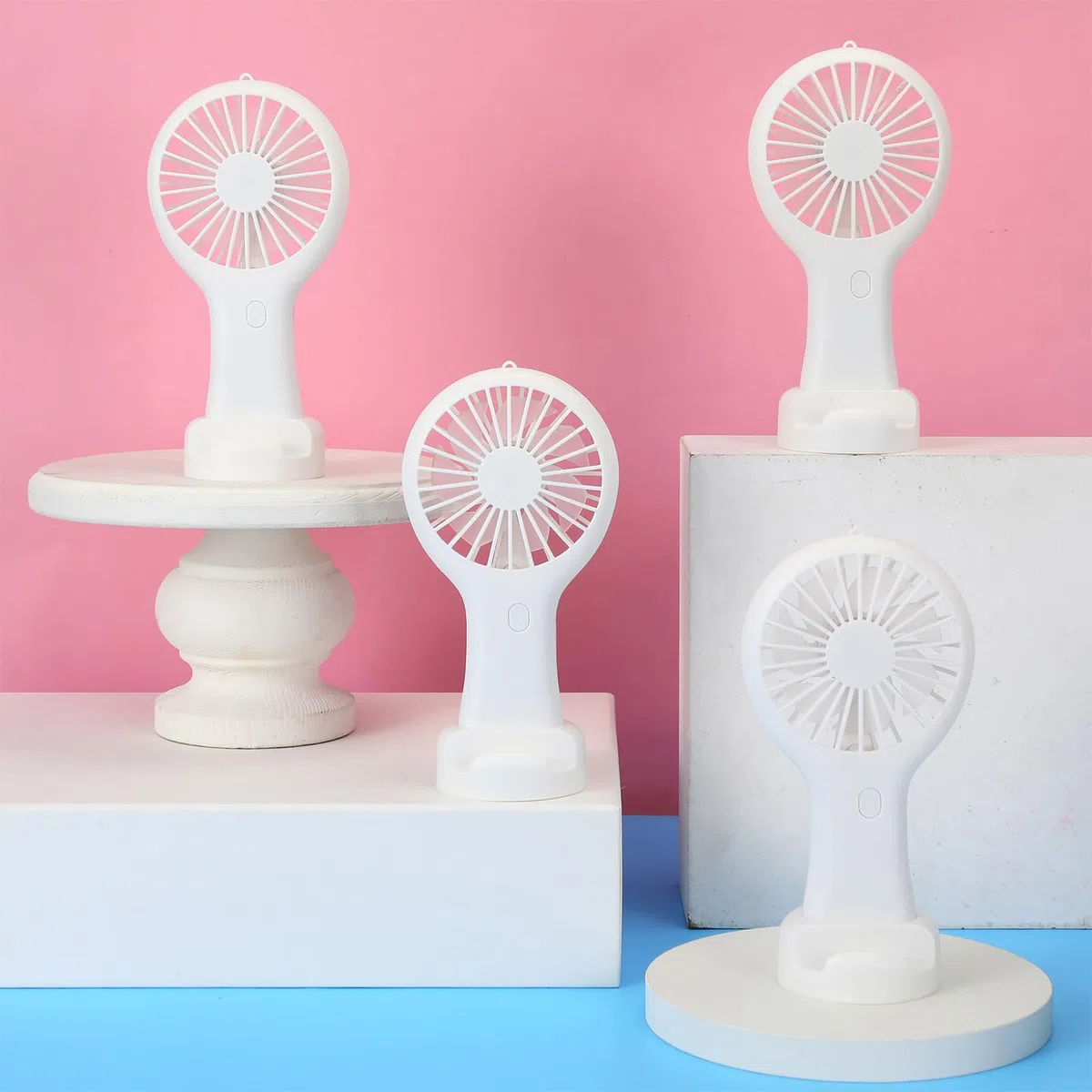 Woanger Lot de 4 mini ventilateurs portables à piles avec câble de données et base de montage - Petit ventilateur électrique rechargeable USB silencieux pour l'été (blanc)