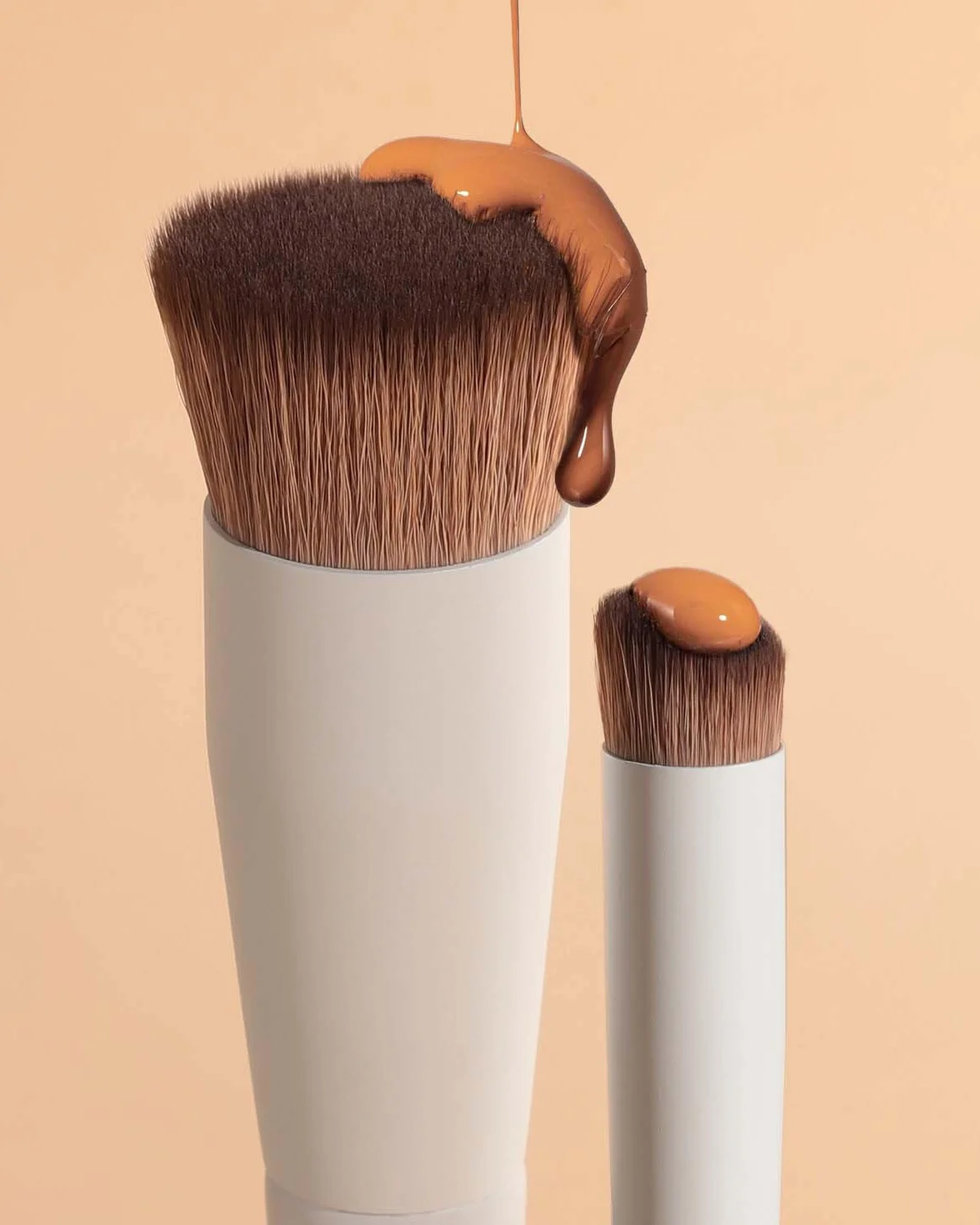 Pinceau de maquillage double extrémité fond de teint et anticernes EIGSHOW D110 Beige