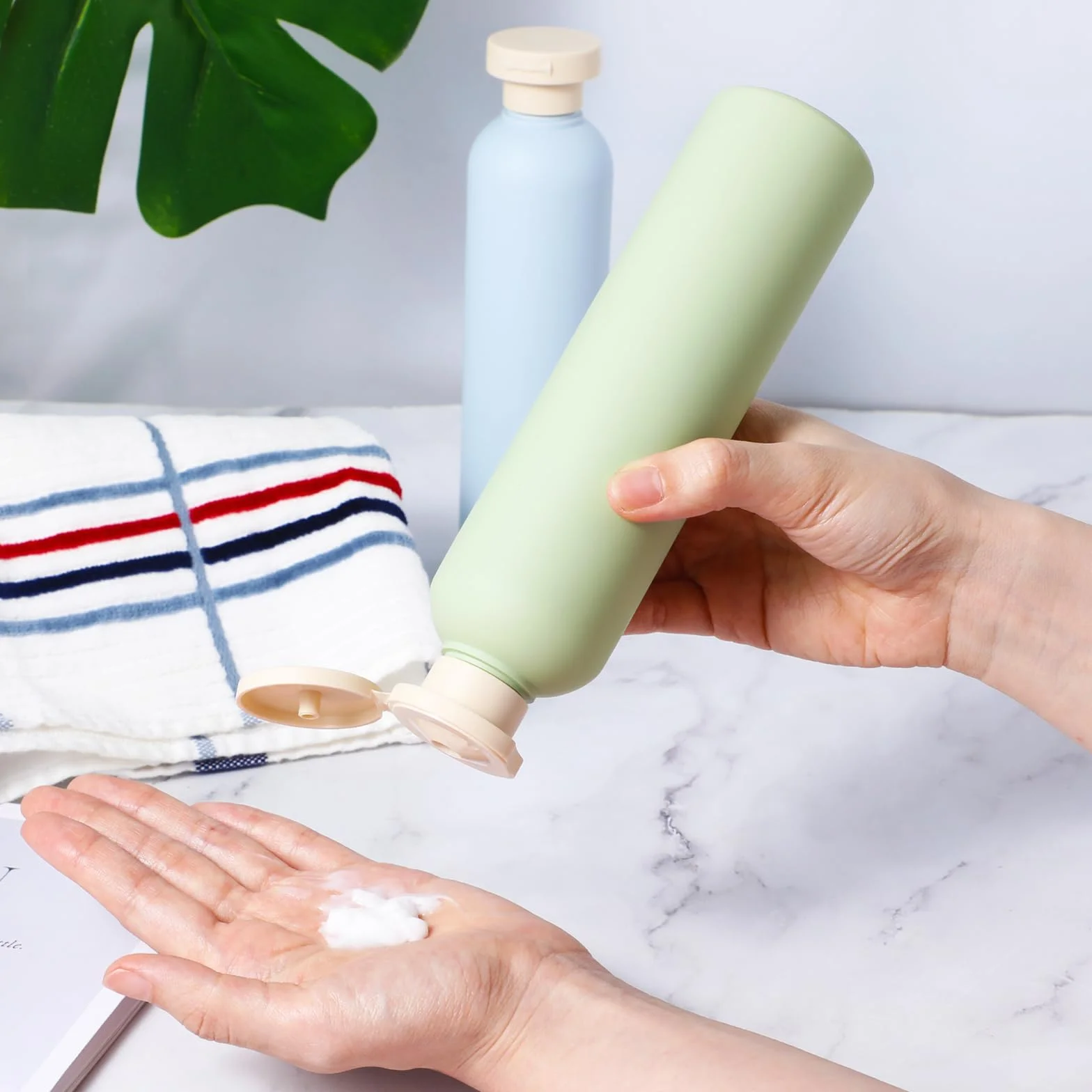 Molain Lot de 2 flacons compressibles 260 ml plastique rechargeables bouchon rabat anti-fuite shampooing crèmes lotion après-shampoing bleu vert