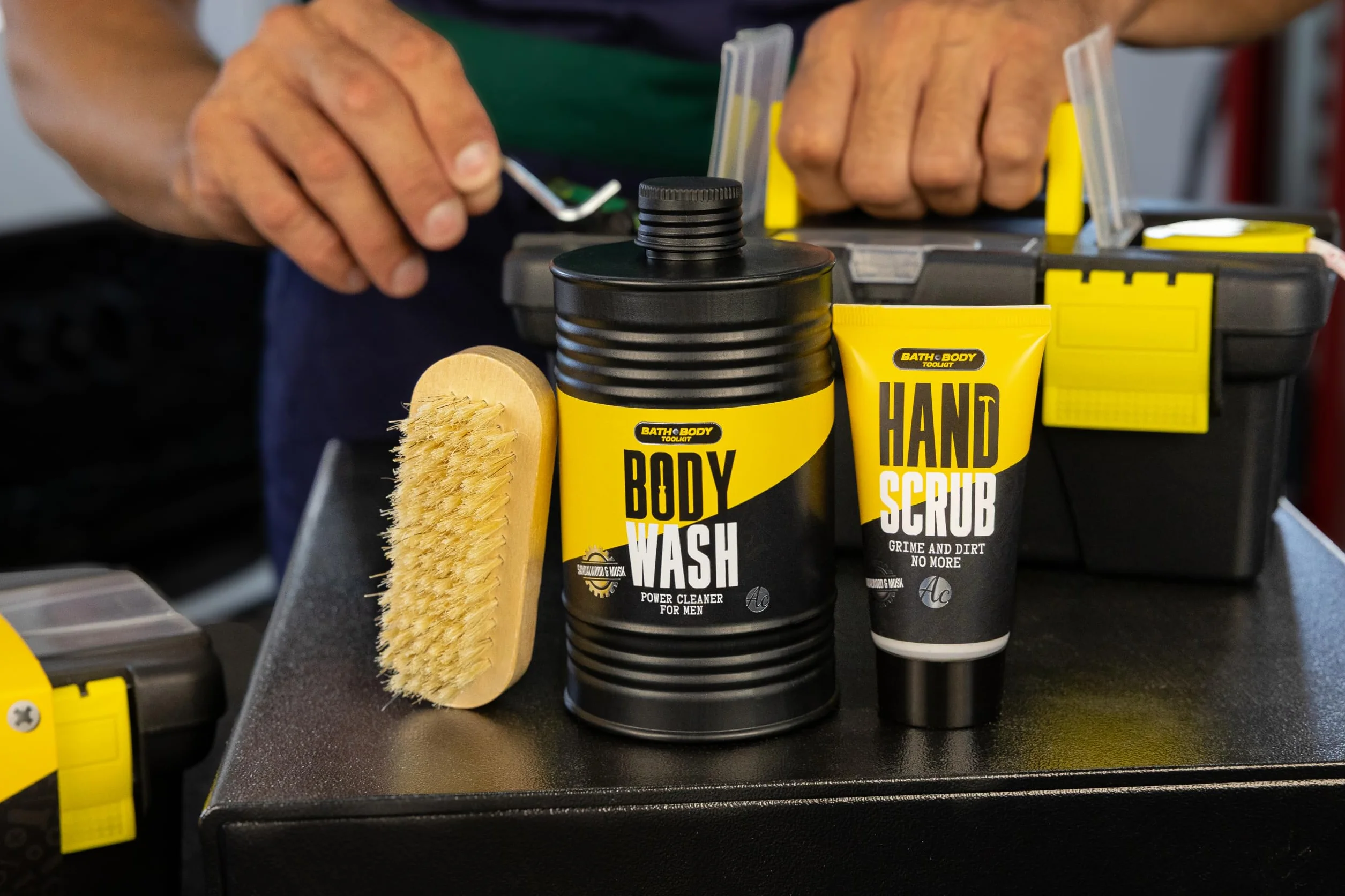 Accentra Coffret cadeau Bath + Body Toolkit pour homme gel douche 400 ml gommage mains 50 ml brosse à ongles bois