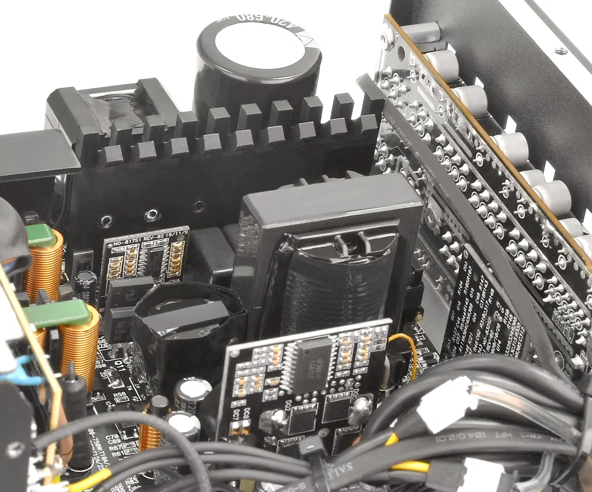 Thermaltake Toughpower GF3 ARGB 750W | Alimentation PC ATX 3.0 | PCIe Gen 5.0 | 80-Plus Gold | entièrement modulaire | Ventilateur Silencieux 140 | Certifié UE | Noir