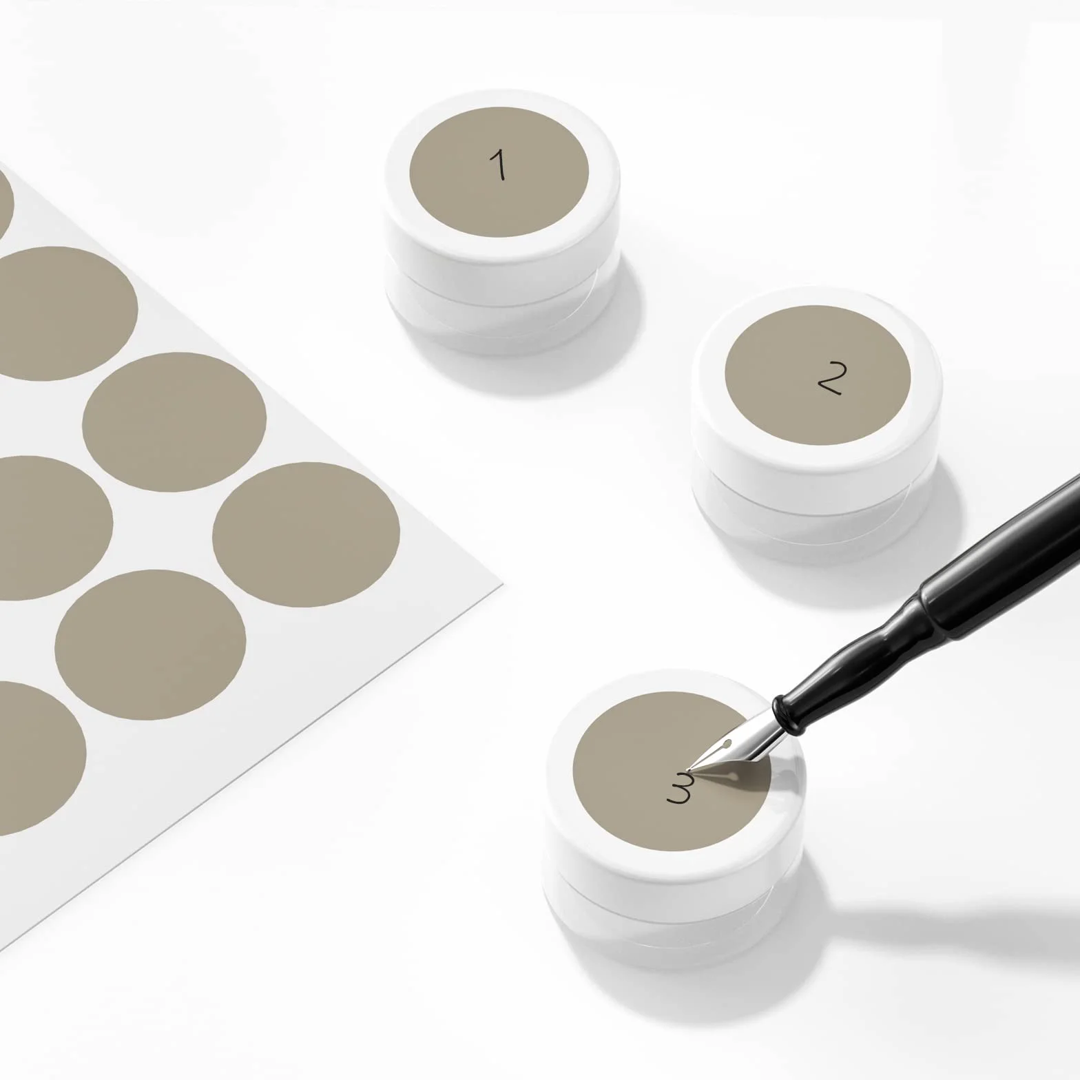 Newaner 60 Pièces Mini Pots Cosmétiques en Plastique 10g10ml Transparent avec Bouchon à Vis, Cannette Vide avec Autocollants