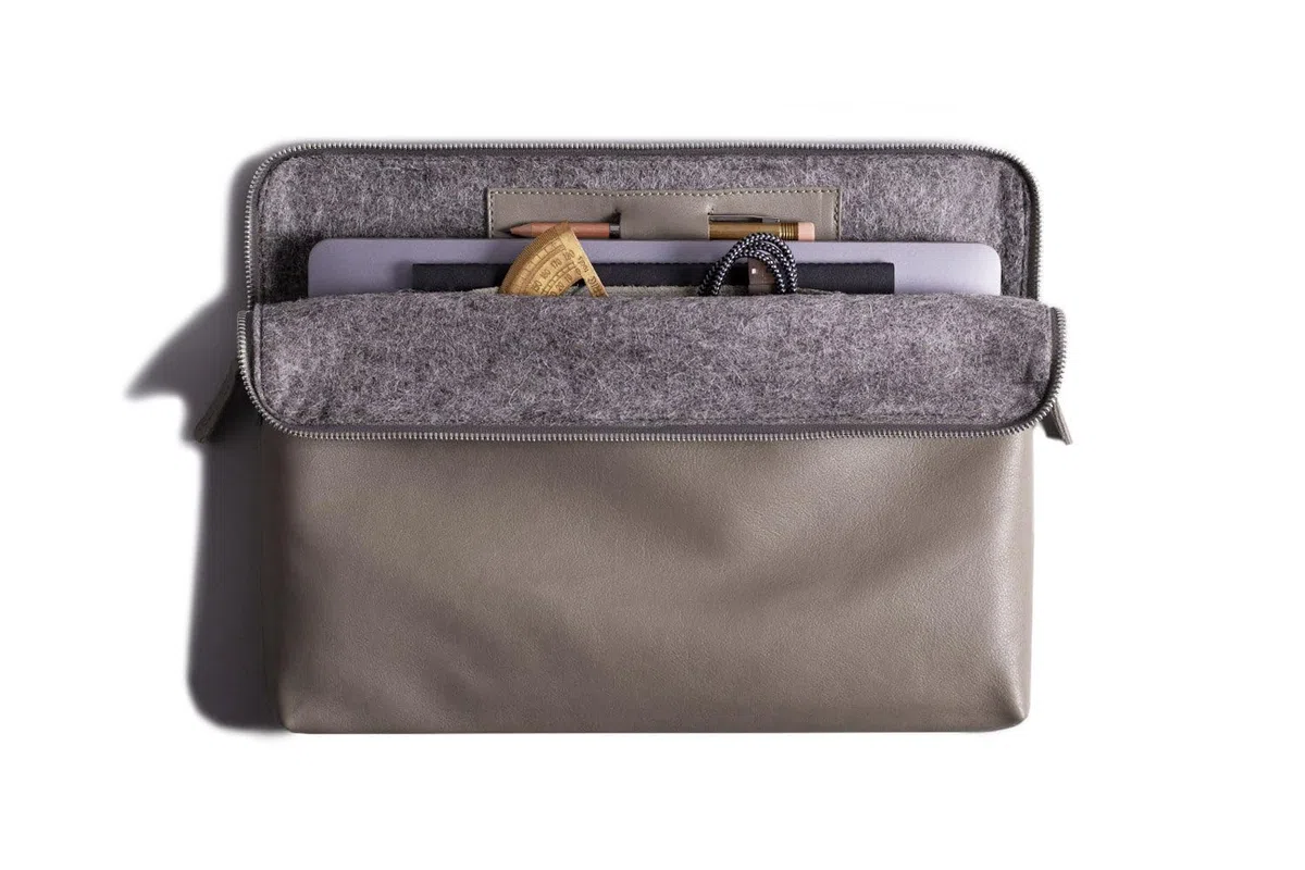 Harber London - Étui en Cuir pour MacBook | Compatible avec MacBook Pro 13" (2013 / M2-2022) | Marron foncé | Fabriqué à la Main avec des matériaux certifiés durables et écologiques