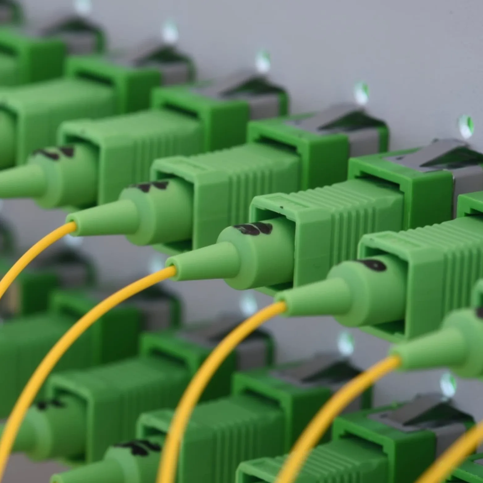 Lot de 100 coupleurs de fibre optique SC monomode vert SC femelle vers SC femelle APC Simplex Coupleur optique à fibre monomode adaptateur réseau Internet avec panneau de montage