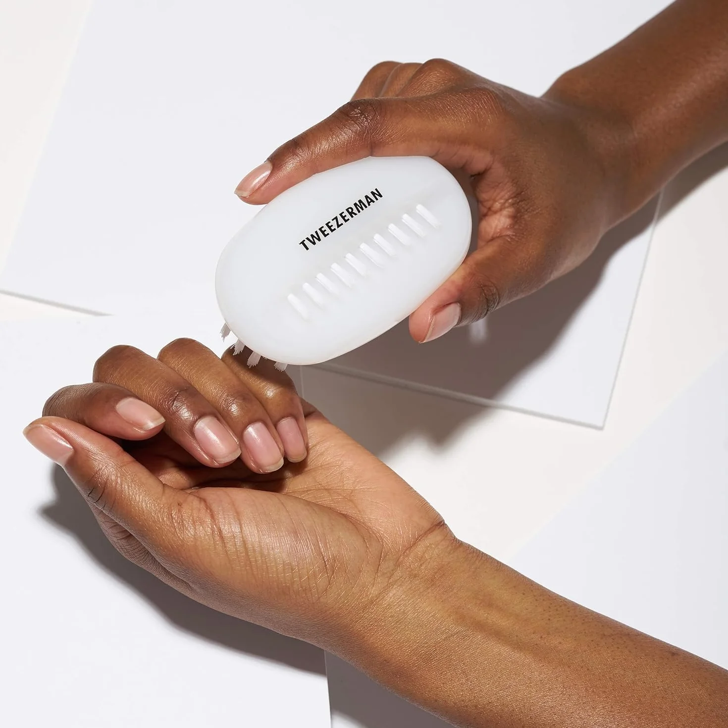 TWEEZERMAN Brosse à ongles Dual, Deux poils, Nettoyage ongles et mains, Blanc
