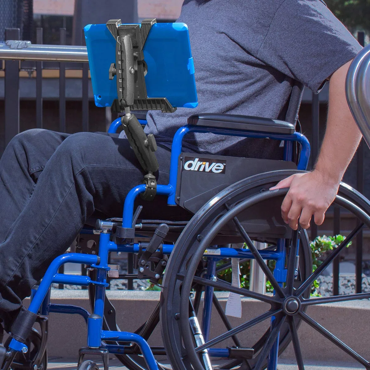 iBolt TabDock Support d'accessibilité Poteau/Poteau/Rail/Guidon pour Fauteuil roulant/Équipement d'exercice, etc. Convient pour tablettes 7-10" (iPad, Samsung Galaxy Tab)