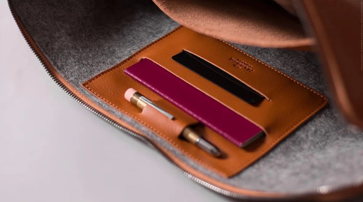 Harber London - Étui en Cuir pour MacBook | Compatible avec MacBook Pro 13" (2013 / M2-2022) | Marron foncé | Fabriqué à la Main avec des matériaux certifiés durables et écologiques