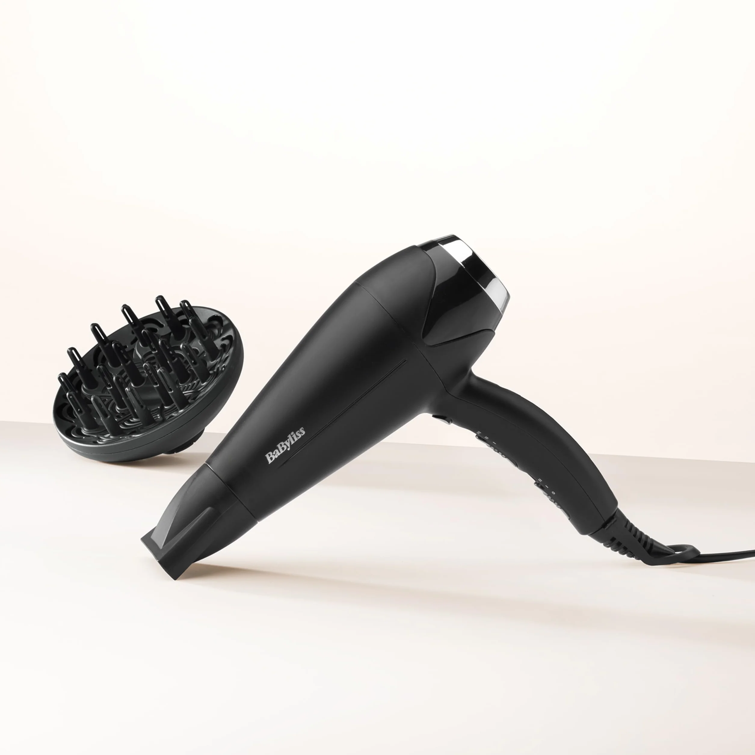 BaByliss Sèche-cheveux Turbo Smooth 2200W Diffuseur large Technologie ionique anti-frisottis 3 réglages température 2 vitesses Noir D572DE