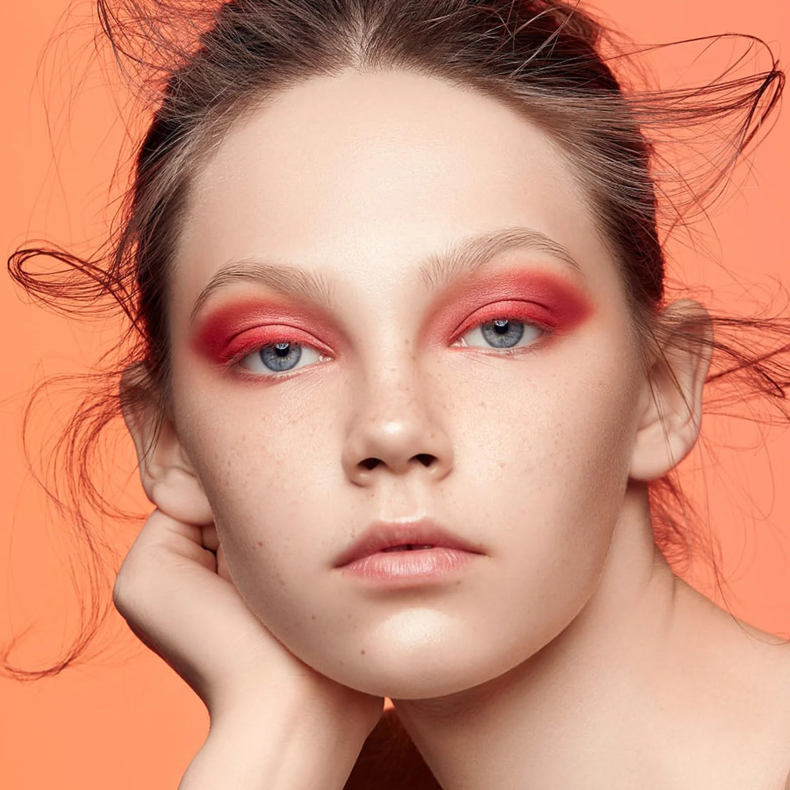 Palette de fards à paupières rouge uni tons nudes mats waterproof haute pigmentation longue durée