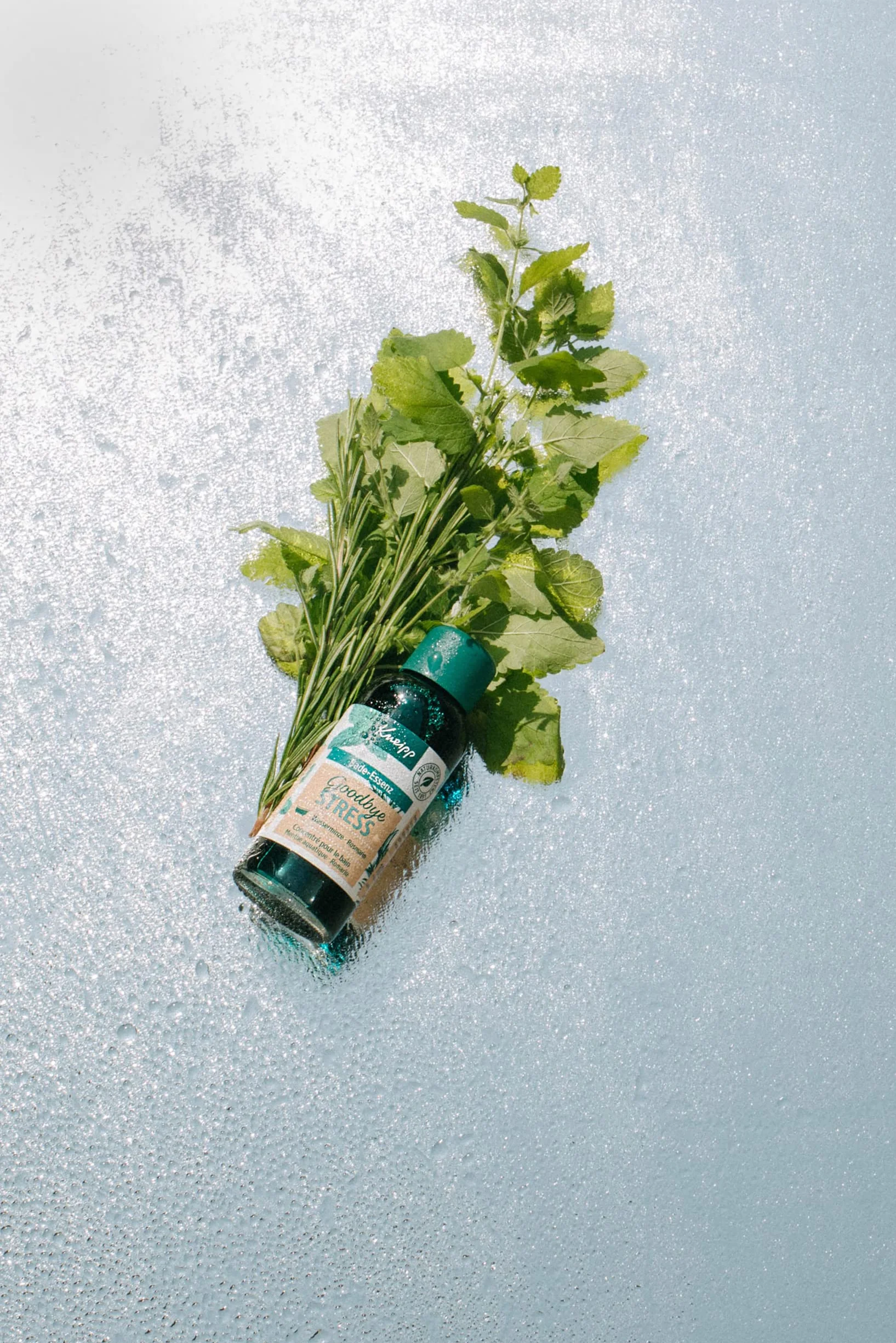 Kneipp Goodbye Stress Huile de bain aux huiles essentielles de romarin et menthe d'eau 100 ml