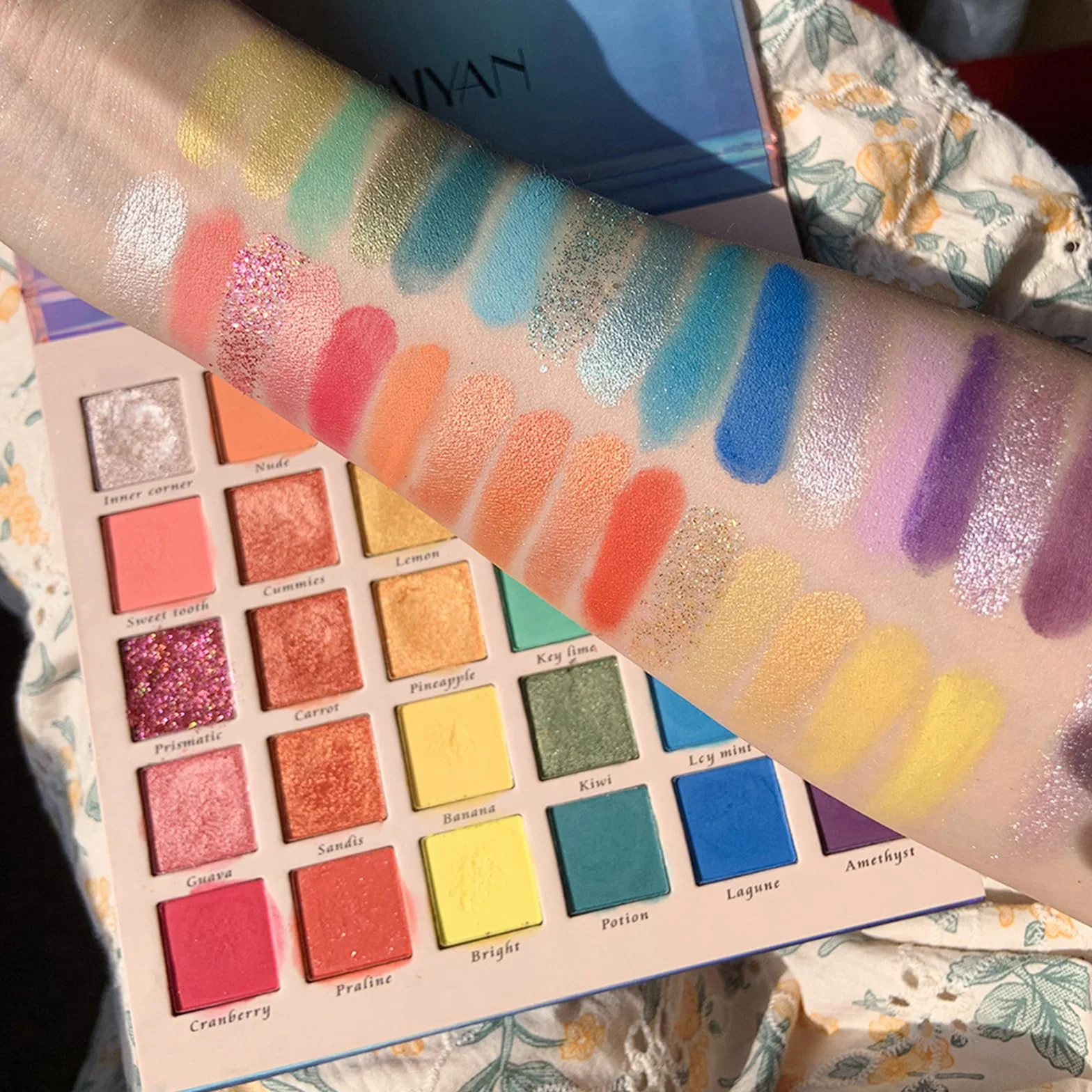Palette de Fards à Paupières 30 Couleurs Vives Mat et Paillettes Pigmentées Maquillage Yeux