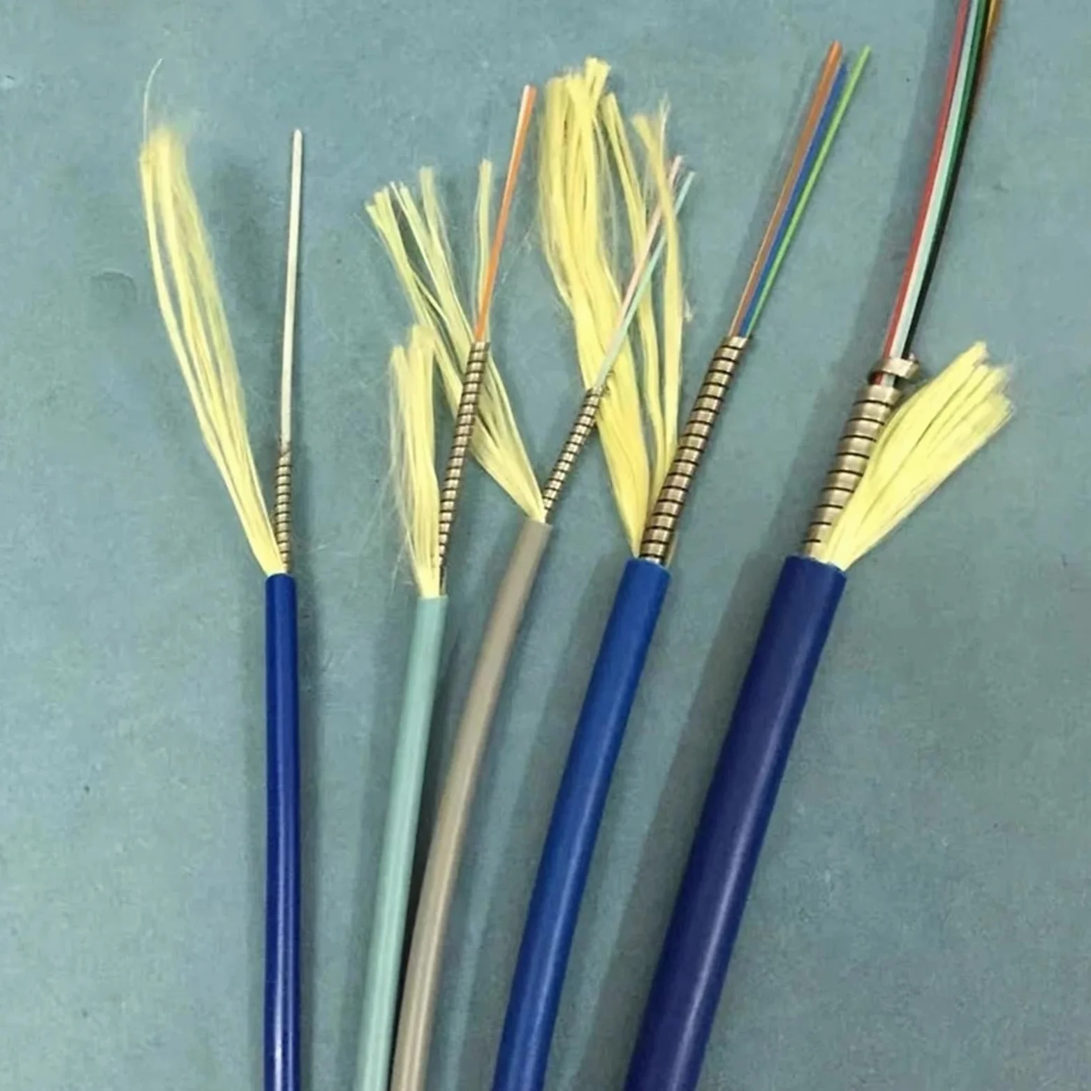 Câble patch à fibre optique blindé à 2 conducteurs de 50 m pour l'intérieur et l'extérieur (LcA-lcA, 2C gris OM1)