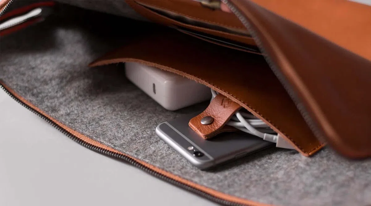 Harber London - Étui en Cuir pour MacBook | Compatible avec MacBook Pro 13" (2013 / M2-2022) | Marron foncé | Fabriqué à la Main avec des matériaux certifiés durables et écologiques