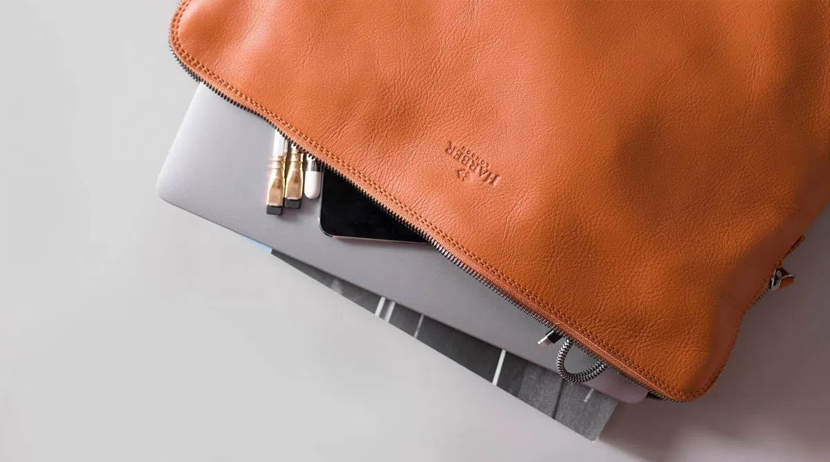 Harber London - Étui en Cuir pour MacBook | Compatible avec MacBook Pro 13" (2013 / M2-2022) | Marron foncé | Fabriqué à la Main avec des matériaux certifiés durables et écologiques