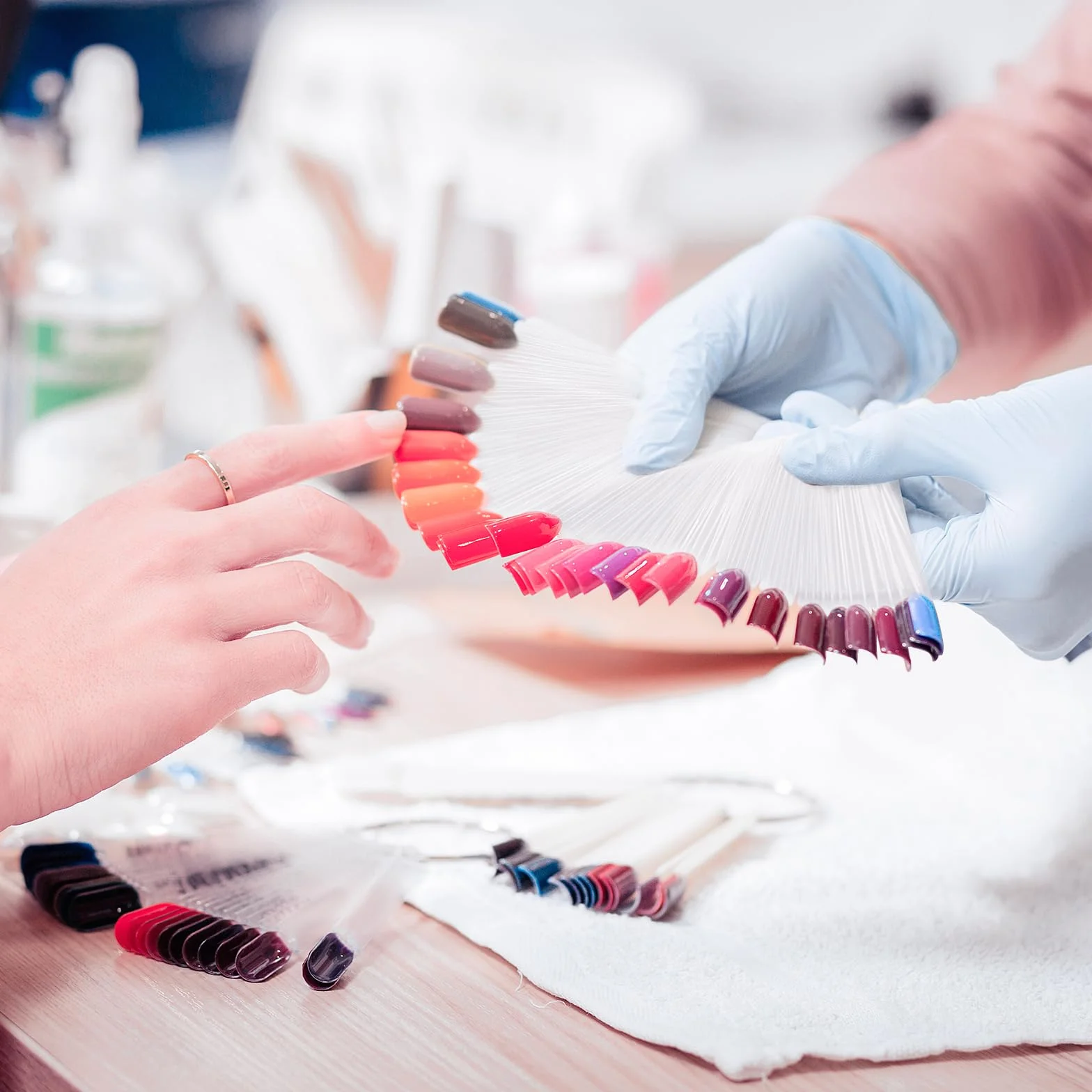 Nuancier Ongles 150 Pièces Présentoir Vernis Semi Permanent Nail Art avec Autocollants Numéro