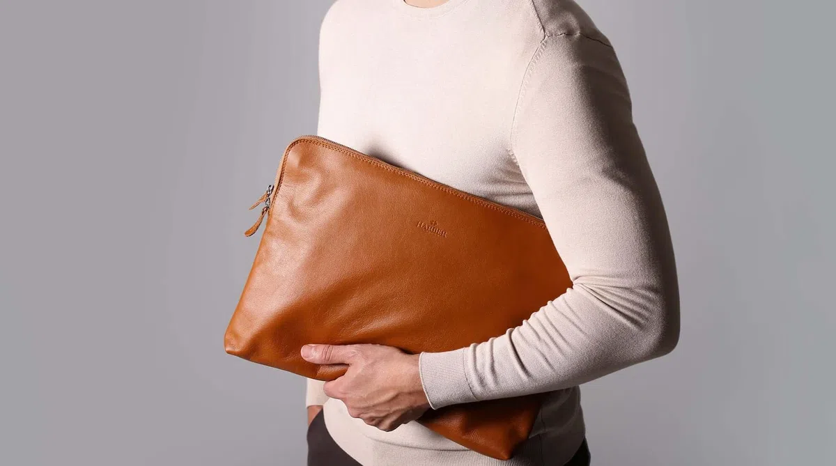 Harber London - Étui en Cuir pour MacBook | Compatible avec MacBook Pro 13" (2013 / M2-2022) | Marron foncé | Fabriqué à la Main avec des matériaux certifiés durables et écologiques