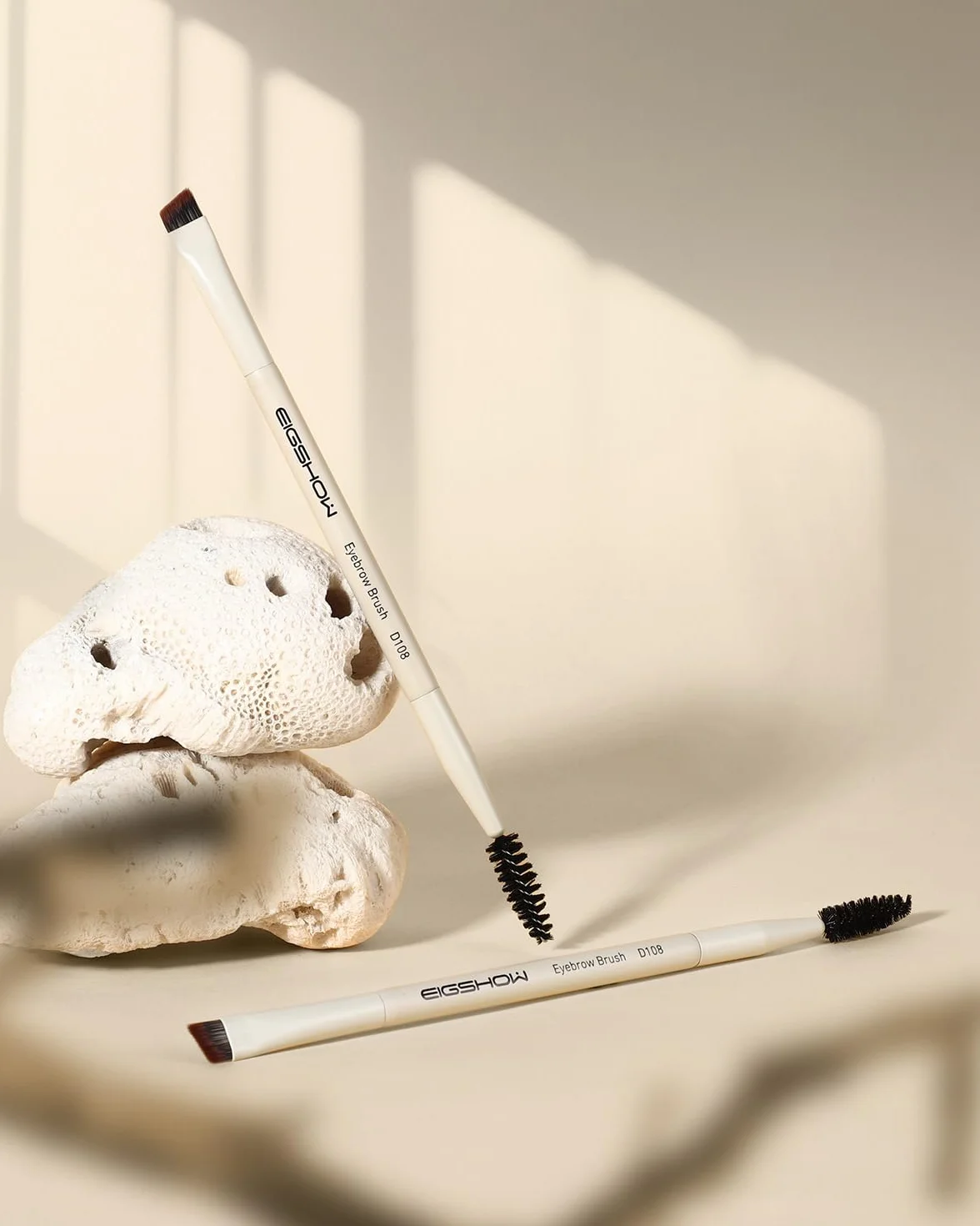 EIGSHOW Brosse À Sourcils Biseauté Double Extrémité Pour Définition Des Sourcils Et Eye-Liner