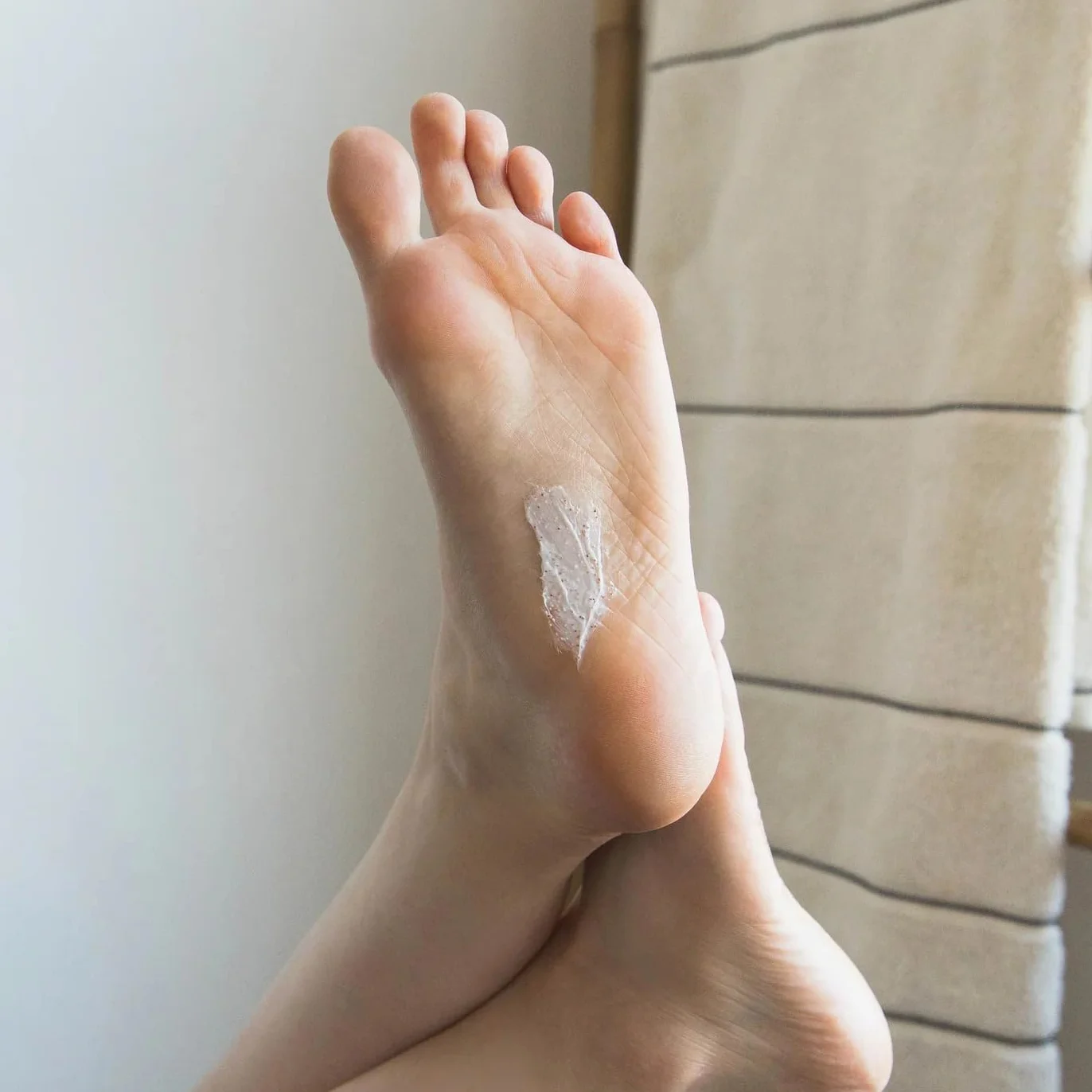 Alvadiem Gommage Pieds Nourrissant Exfoliant Anti-Rugosités Miel d'Acacia Bio Noyaux d'Olive 95% Naturel Lot de 2 x 75 ml