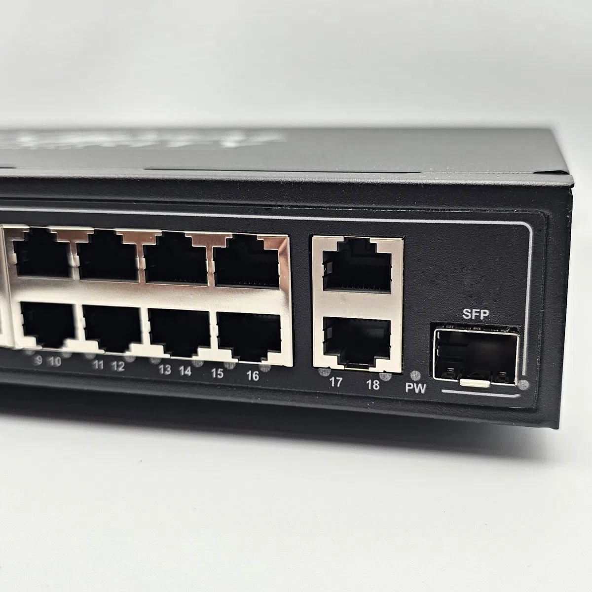 GSS Ultra Commutateur Switch PoE 16 Ports Gigabit + 2 Uplink LAN + 1 SFP Fibre Optique, Hub Réseau Ethernet Rackable 19 Pouces 240W, IEEE 802.3af/at, Plug & Play, pour Caméras 4K Vidéosurveillance