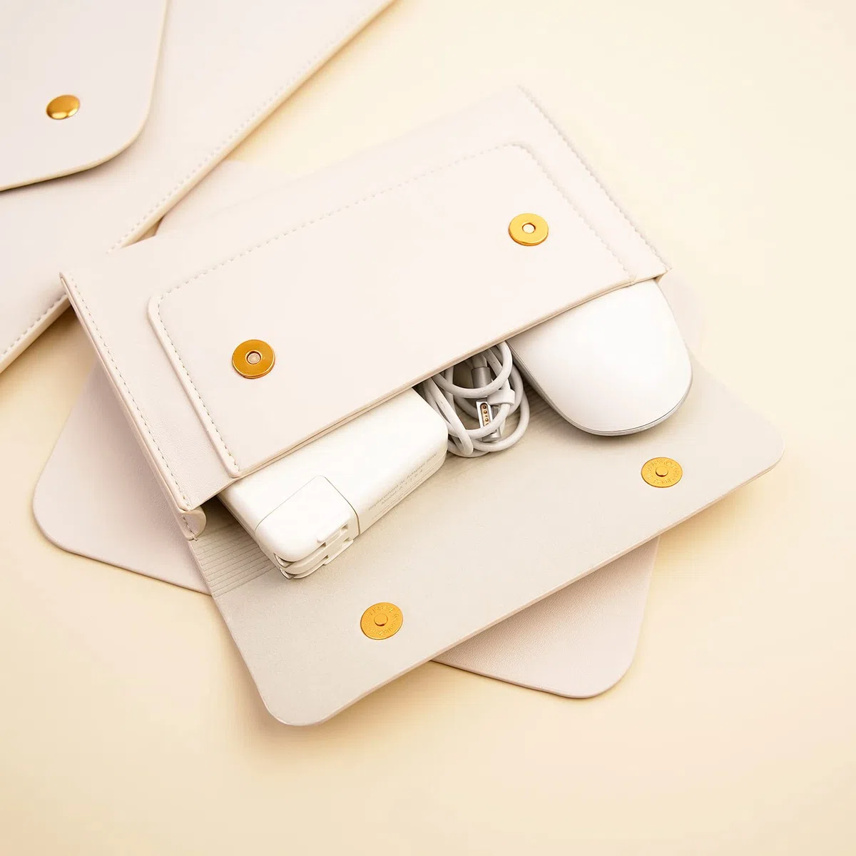 Pochette pour Ordinateur Portable 13" Compatible avec MacBook Air 13/MacBook Pro 13/Dell XPS 13, avec Petite Pochette, Tapis de Souris et Organisateur de Cordons, Blanc