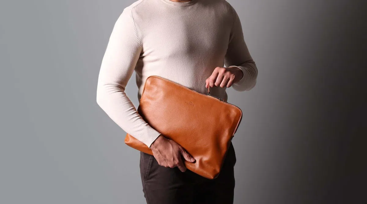 Harber London - Étui en Cuir pour MacBook | Compatible avec MacBook Pro 13" (2013 / M2-2022) | Marron foncé | Fabriqué à la Main avec des matériaux certifiés durables et écologiques