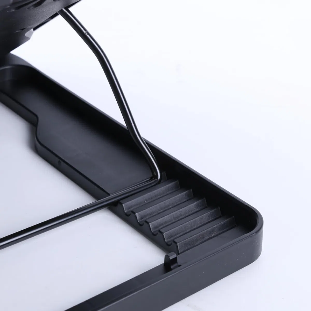 NUOBESTY Refroidisseur pour Ordinateur Portable et Optimiser la Dissipation Thermique Support en Métal Multi-Angle Ajustable 5 Ventilateurs USB Puissant pour Créer Une Ambiance Estivale