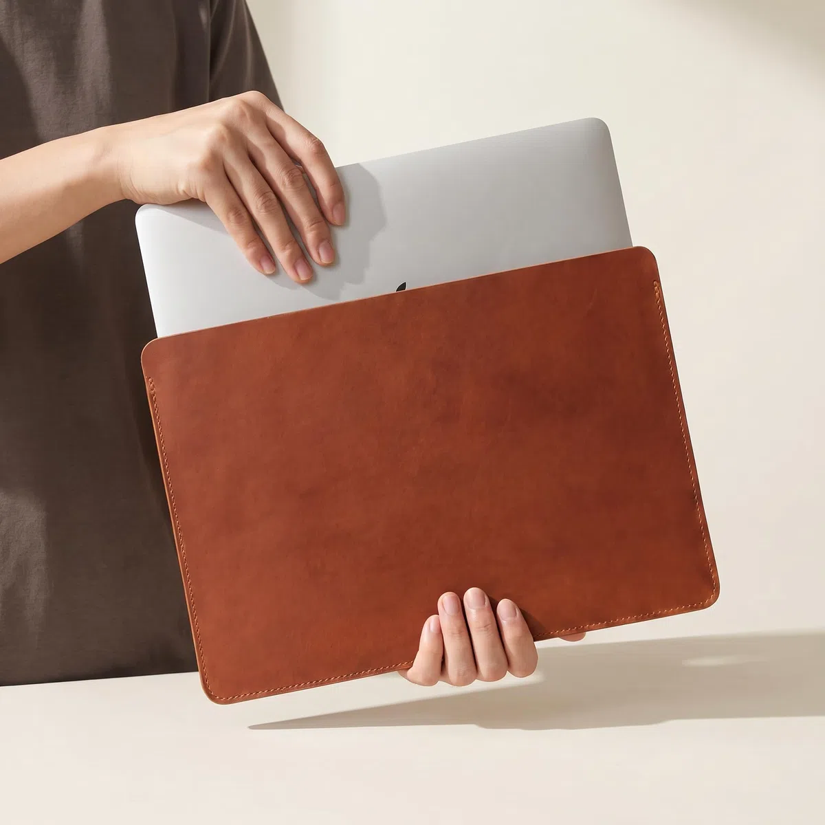 Corium Housse en cuir véritable pour MacBook Air & Pro 13" Marron