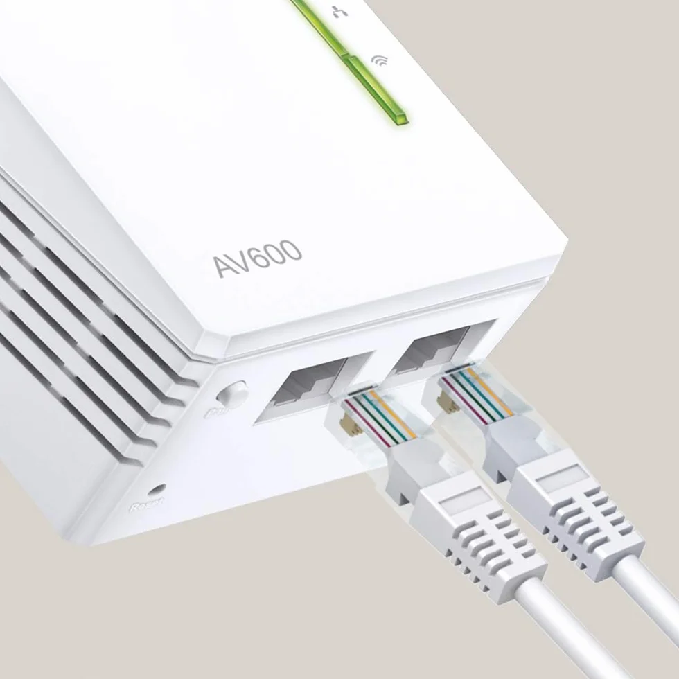 TP-Link CPL 600 Mbps + WiFi 300 Mbps Avec Ports Ethernet, Kit de 3 & Prise Intégrée, TL-PA4015P KIT