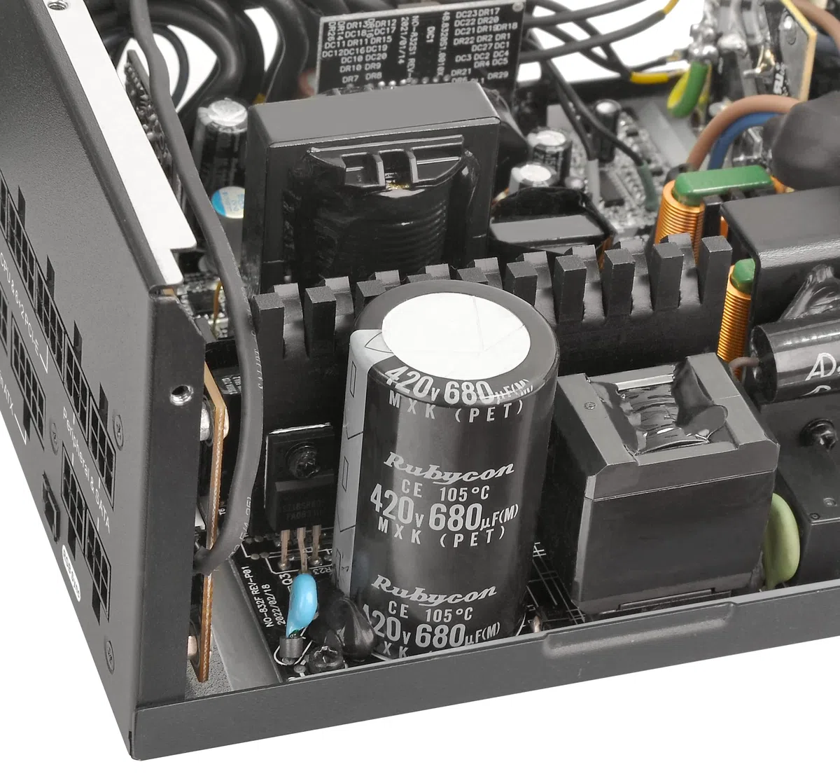 Thermaltake Toughpower GF3 ARGB 750W | Alimentation PC ATX 3.0 | PCIe Gen 5.0 | 80-Plus Gold | entièrement modulaire | Ventilateur Silencieux 140 | Certifié UE | Noir
