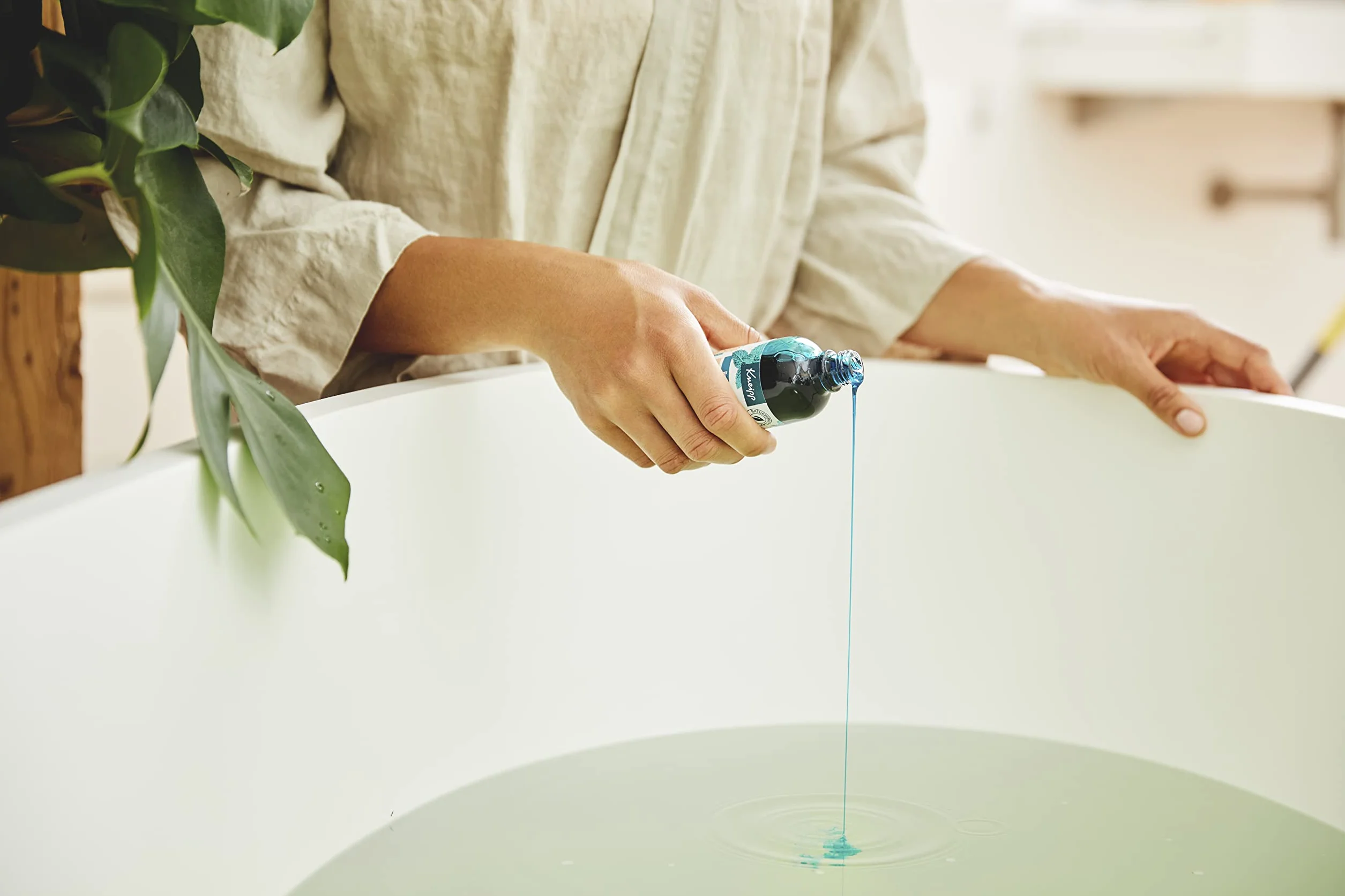 Kneipp Goodbye Stress Huile de bain aux huiles essentielles de romarin et menthe d'eau 100 ml
