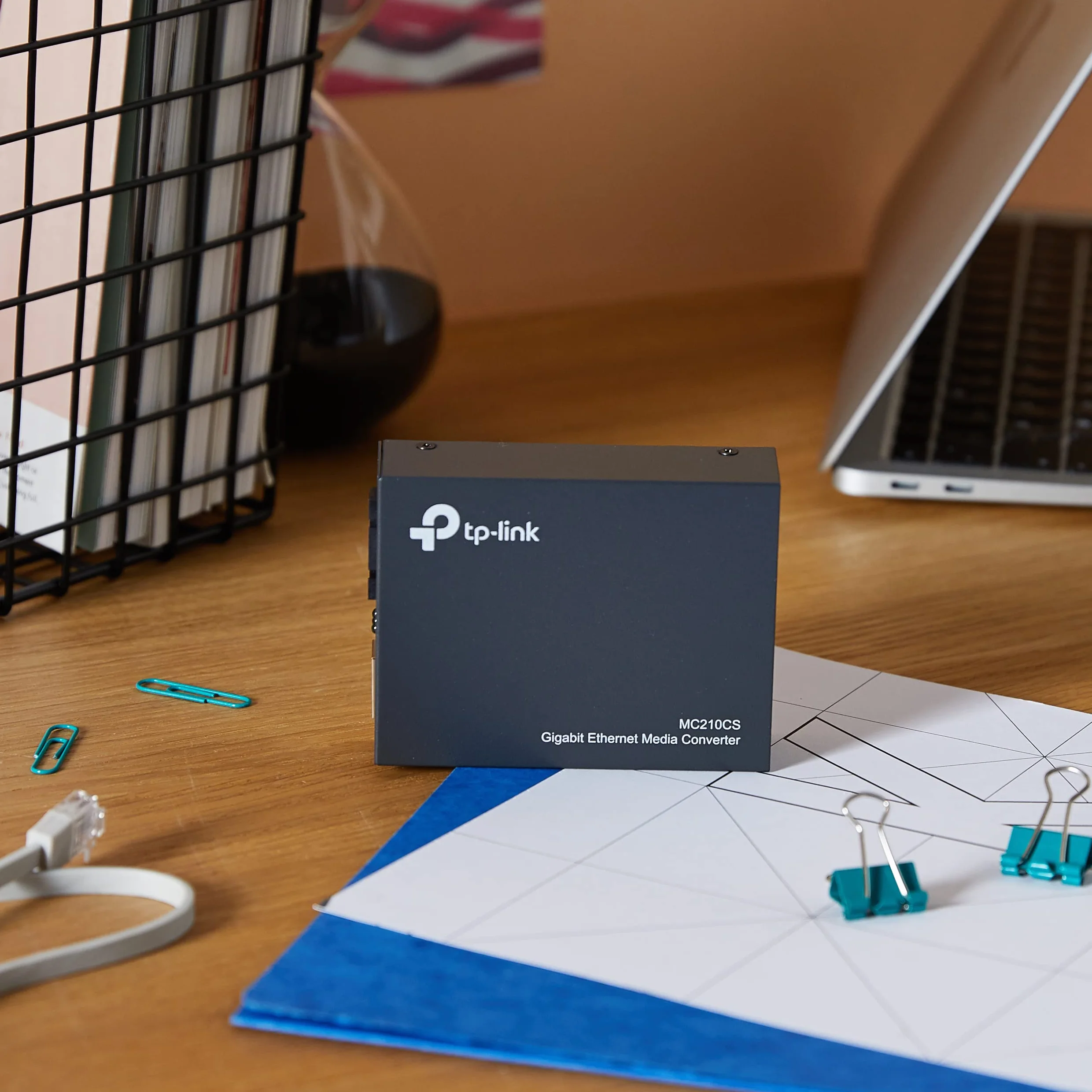TP-Link Gigabit Single-Mode Media Converter, Complies with IEEE 802.3ab and IEEE 802.3z Extends Fiber Distance Up to 20 km (MC210CS)