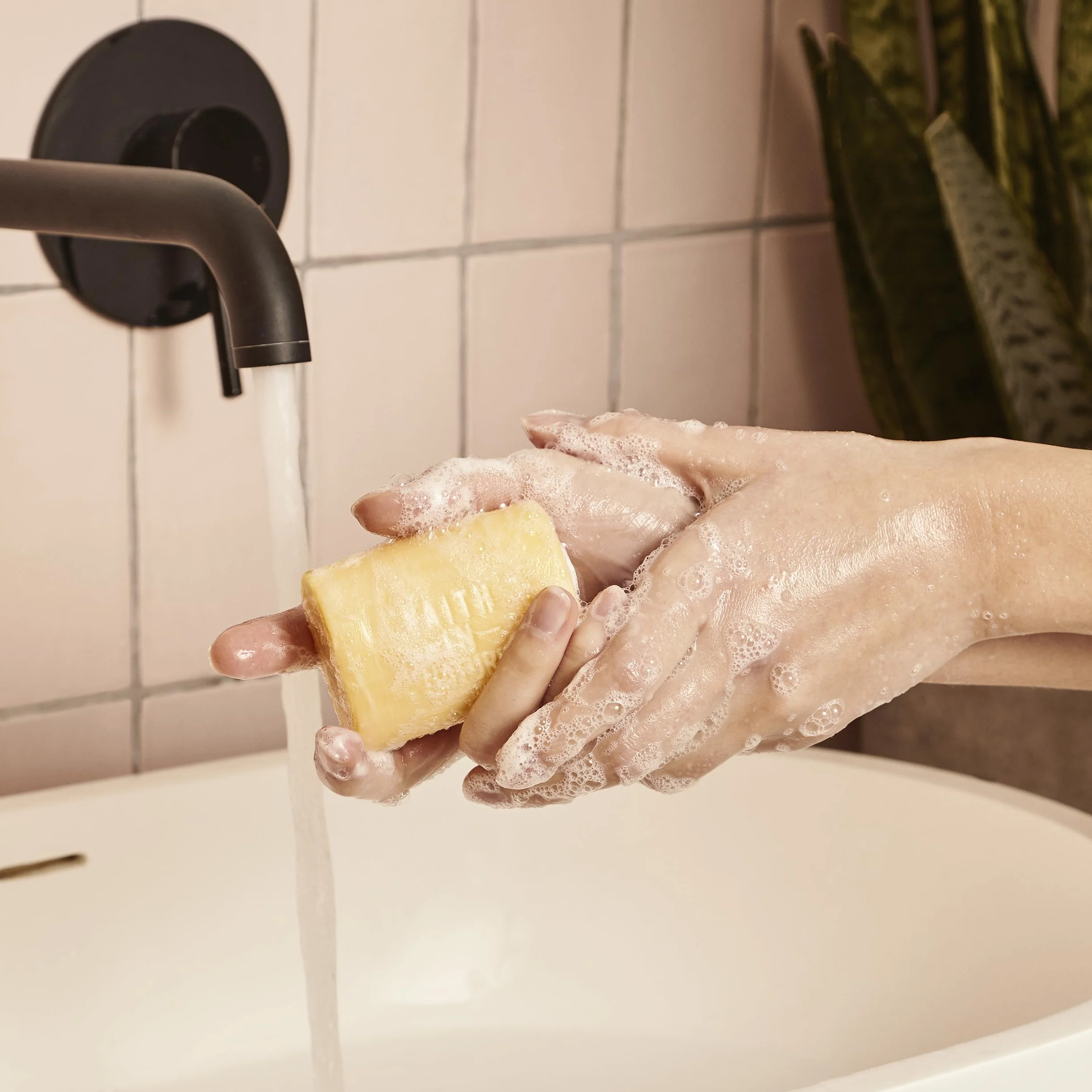 Faith In Nature Savon Solide Naturel Noix de Coco Mains Hydratant Végan Sans SLS Parabènes 100 g
