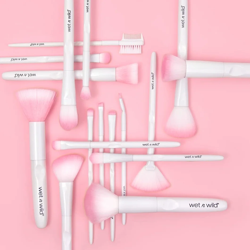 Wet n Wild Blush Brush - Pinceau doux pour blush, Application précise, Vegan & Cruelty Free