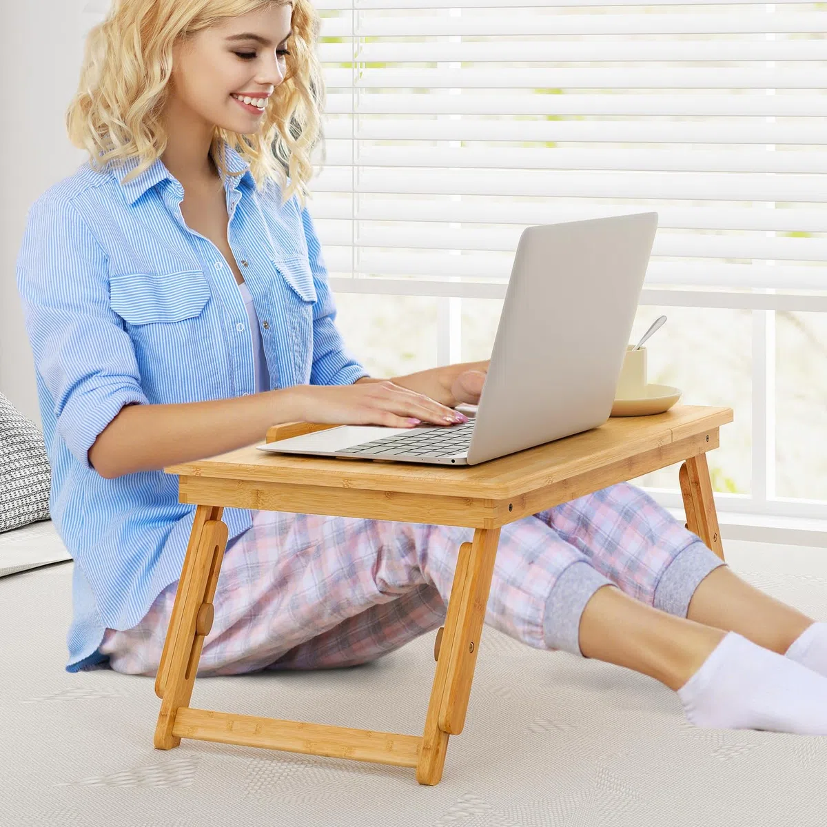LIFEZEAL Table de Lit Pliable en Bambou, Plateau Inclinable, Hauteur Réglable, Support Ordinateur Portable Avec Trous de Refroidissement, Tiroir, 53x33x20-26,5 cm, Naturel