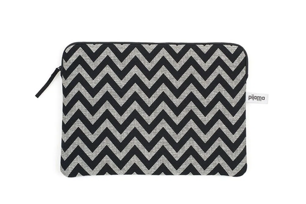 Housse pour MacBook Air M2 / MacBook Air M1 / Macbook Air Retina 13" (2020) / MacBook Pro 13" avec Fermeture éclair en Zigzag Black et néoprène